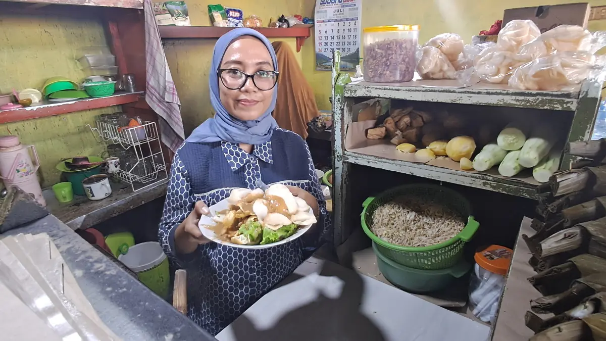 GENERASI KETIGA: Eviv Mudlifah ikut menjaga warung bersama ibunya dengan resep gado — gado dari sang kakek, H Miun.&nbsp;(Gamal A/Radar Lamongan) 