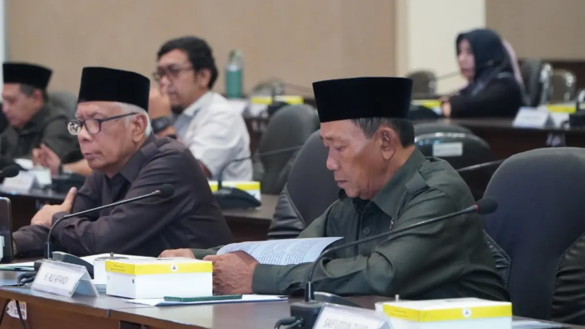 Anggota DPRD Lamongan serius mengikuti jalannya rapat paripurna persetujuan RKUA-PPAS 2027. (ISTIMEWA/RADAR LAMONGAN)