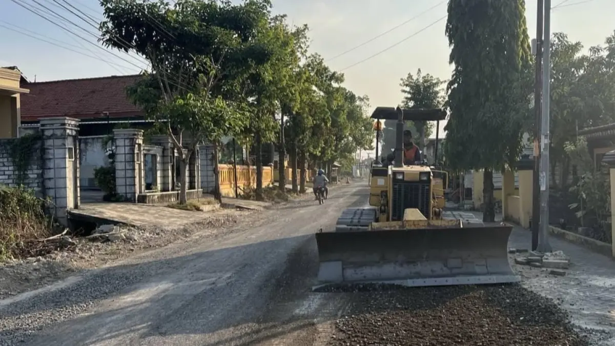 DIPERLEBAR: Alat berat dikerahkan untuk perbaikan ruas jalan Dradah — Bluluk, di Desa/Kecamatan Modo.&nbsp;(Istimewa/Radar Lamongan)