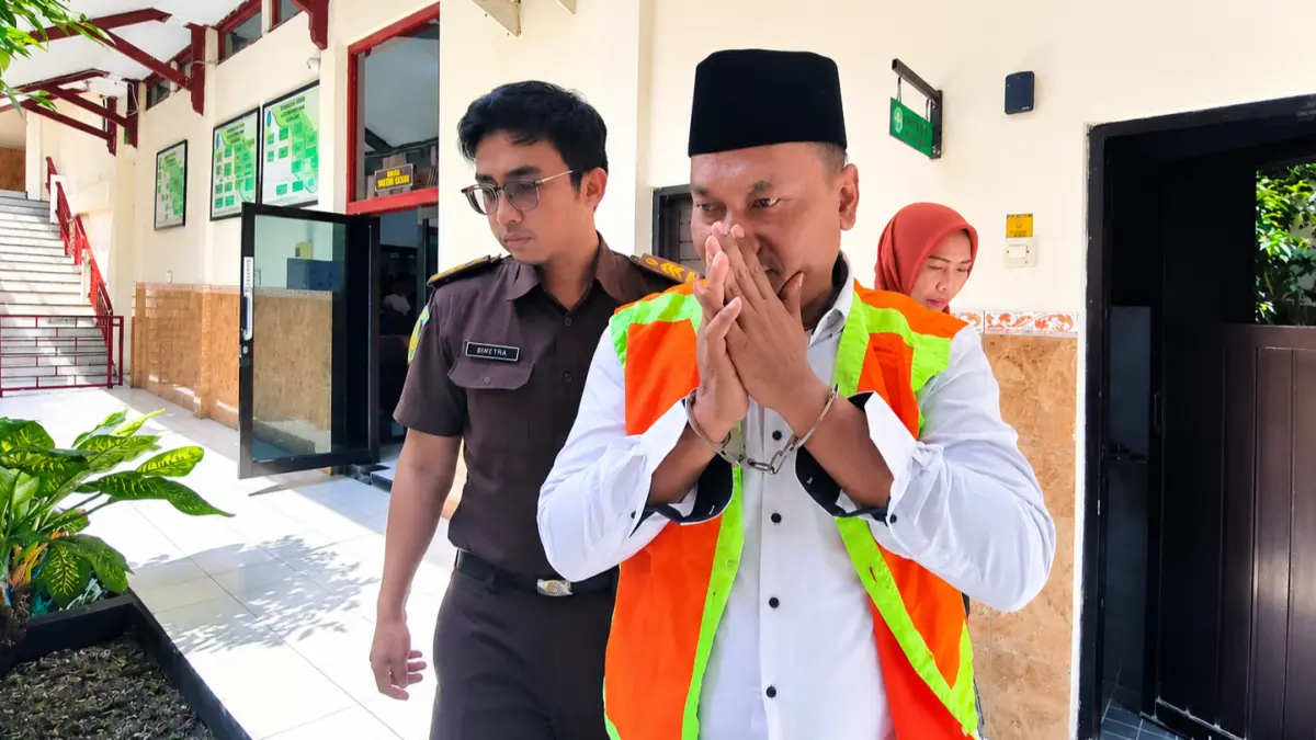 LEBIH RINGAN DARI TUNTUTAN: Suudi alias Polo di Pengadilan Negeri Lamongan. Dia divonis 3,5 tahun karena kasus sabu — sabu.&nbsp;(Ahmad Asip/Radar Lamongan) 