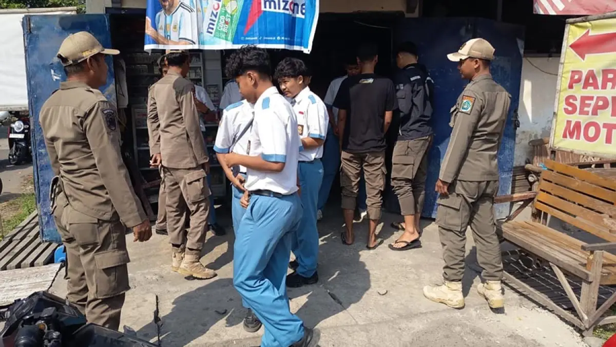 RAZIA KE WARKOP: Petugas Satpol PP Lamongan menggelar Operasi Kasih Sayang. (IST/RDR.LMG)