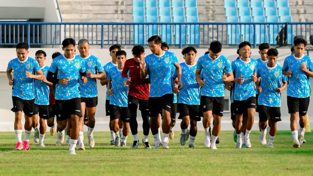 Sejumlah pemain Persela Lamongan antusias mengikuti latihan perdana di Stadion Surajaya Lamongan. (DOK. PERSELA FC/RDR.LMG)