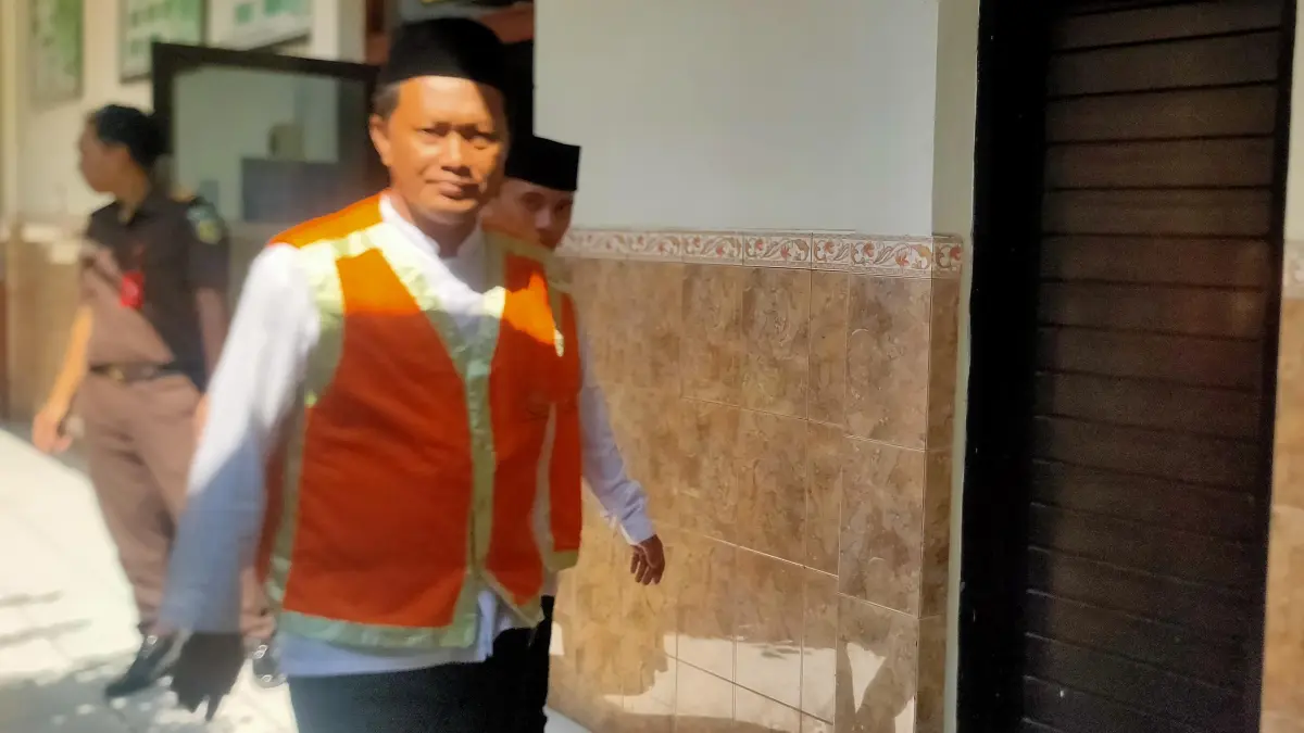 DIVONIS BERBEDA: Suparno dan Nova Dwi Yulianto di Pengadilan Negeri Lamongan. (AHMAD ASIP/RDR.LMG)