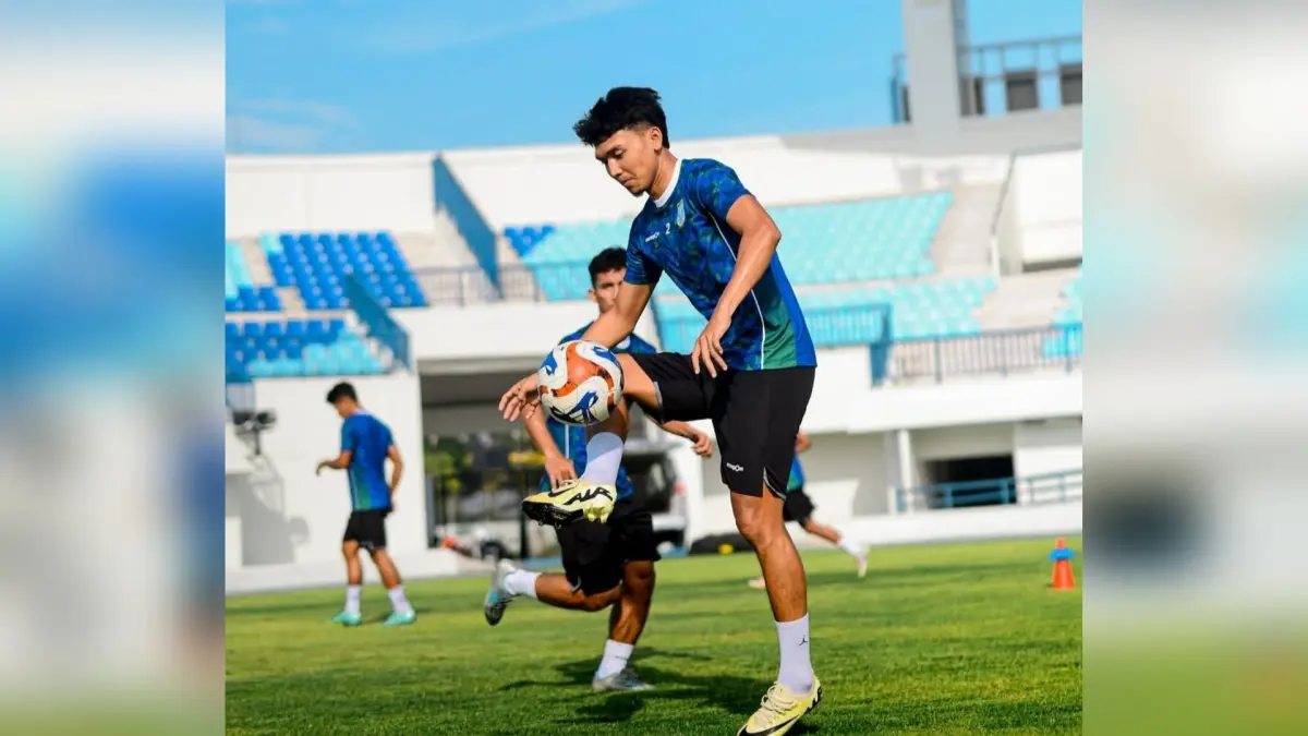 JALANI LATIHAN: Dendy Sulistyawan berlatih di Stadion Surajaya Lamongan.&nbsp;(Instagram @Persela /Radar Lamongan) 