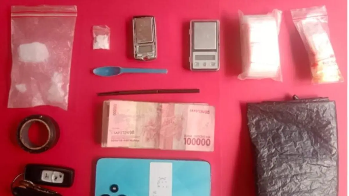 BARANG BUKTI: Sabu — sabu yang diamankan dari pasutri Margaretha Putri Trisnawati dan Ahmad Sukron. (Gamal A/Radar Lamongan) 