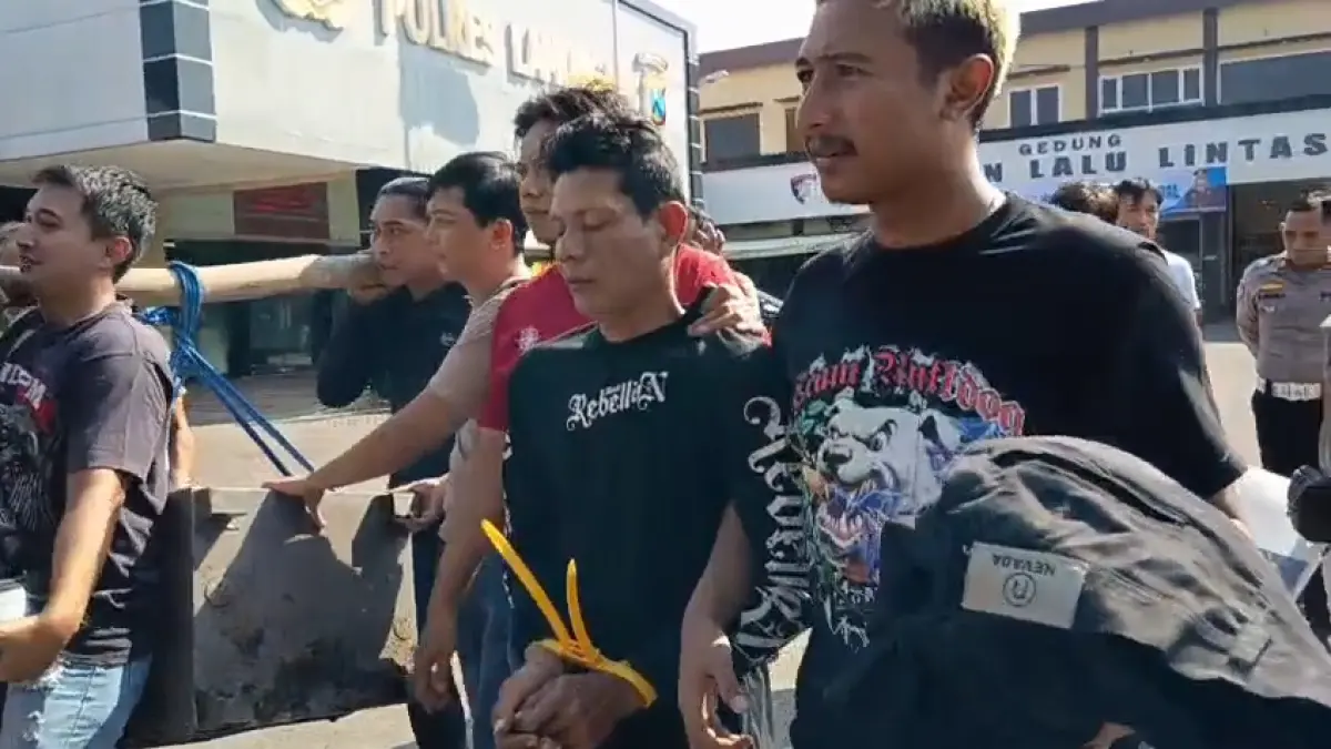 M&nbsp;Sai’in, penjaga sekolah TK/SD Islam Terpadu (IT) Cendekia Lamongan dibekuk petugas Polres Lamongan usia membobol brankas di ruang kepala sekolah. (GAMAL AYATULLAH/RADAR LAMONGAN)