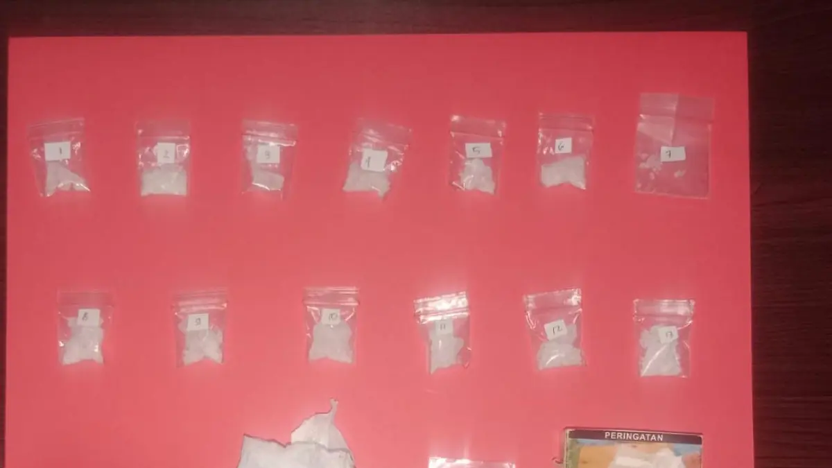 BARANG BUKTI: Belasan paket sabu yang diamankan dari kurir jaringan pasutri di Brondong. (IST/RDR.LMG)
