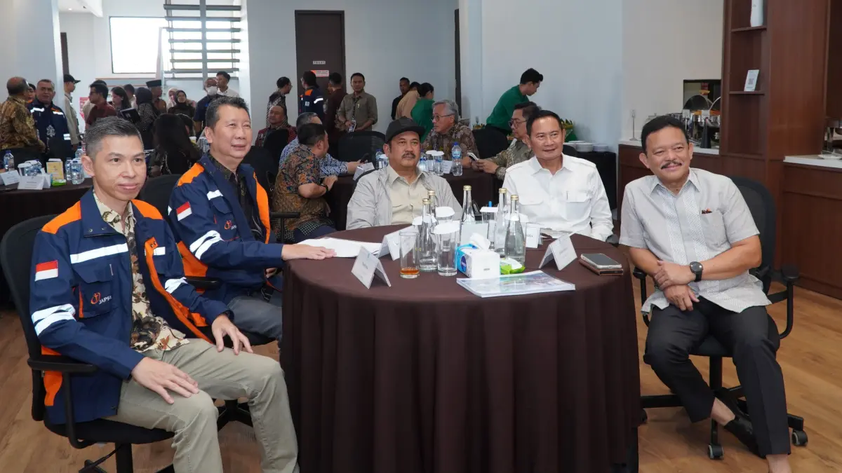 SINERGI : Bupati Yes memaparkan potensi Lamongan untuk pengembangan industri dihadapan Menteri Bapennas. (Humas Kominfo/Radar Lamongan) 