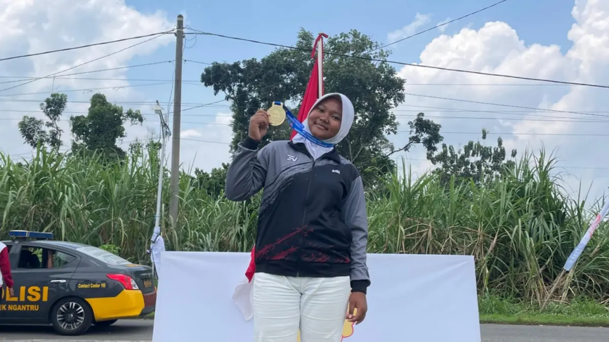 BUAH KETENUNAN: Aida Kholifatun Nisa menunjukkan medali yang diraihnya dari Kejurprov Jatim 2026.&nbsp;&nbsp;(Istimewa/Radar Lamongan) 