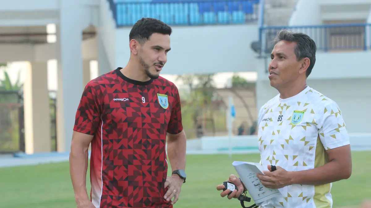 SIAPKAN SEJUMLAH PROGRAM: Pelatih kepala Persela, Bima Sakti Tukiman, mengajak ngobrol pemainnya di Stadion Surajaya Lamongan.&nbsp;(Asip Alafi/Radar Lamongan) 