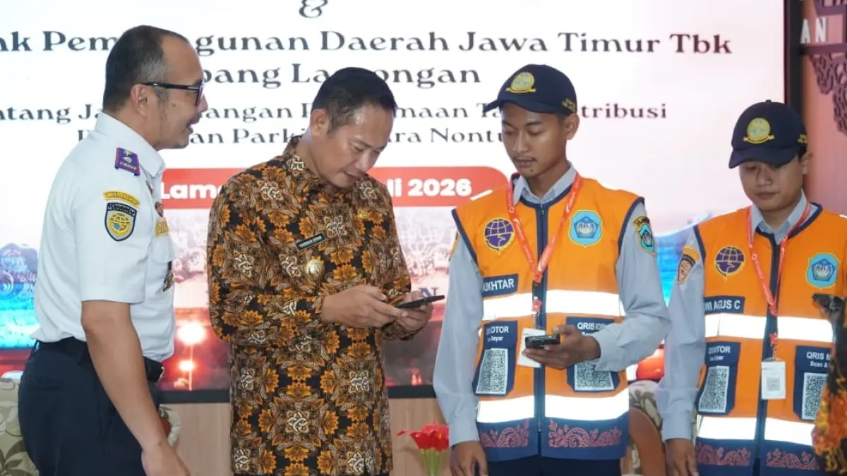 TERAPKAN DIGITALISASI: Bupati Lamongan Yuhronur Efendi mencoba aplikasi untuk penerapan sistem pembayaran parkir nontunai. Nantinya, pembayaran QRIS diberlakukan di 43 titik parkir yang dikelola Dishub Lamongan.&nbsp;(Humas Kominfo/Radar Lamongan) 