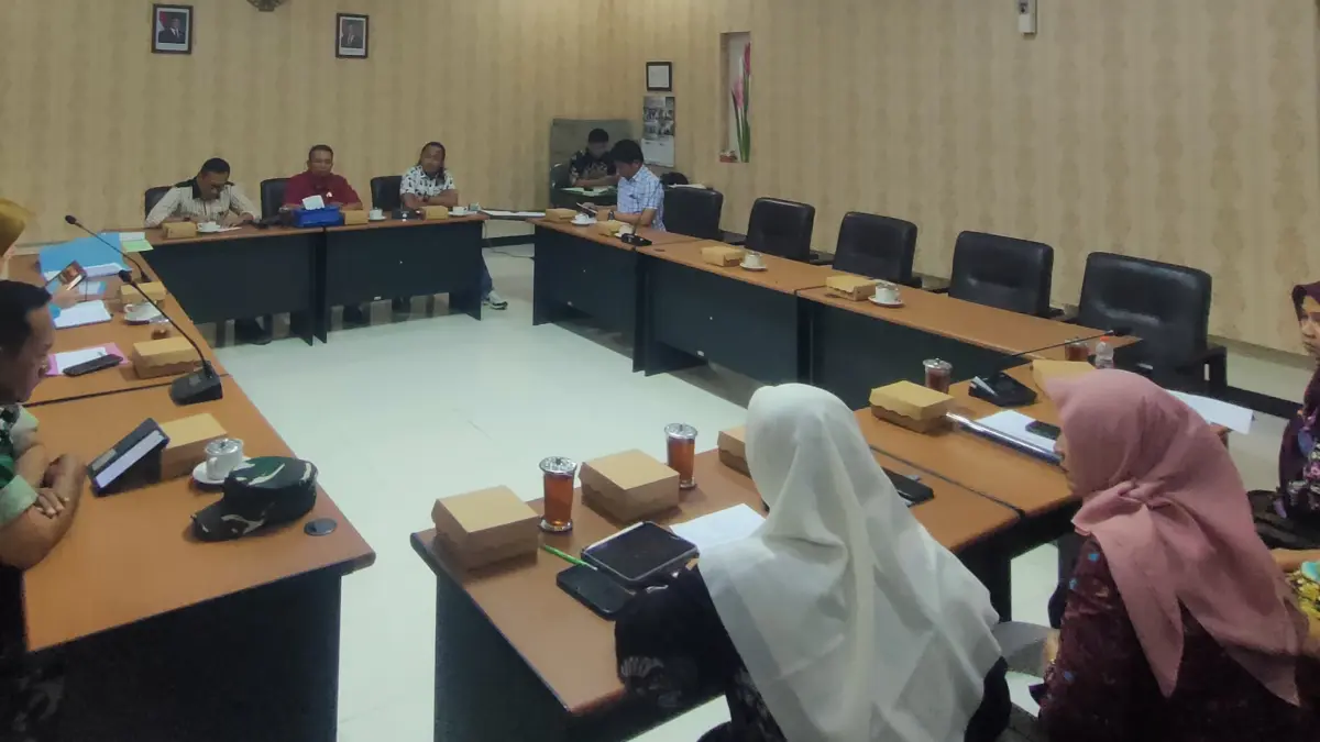 Ketua Komisi C DPRD Lamongan Mahfud Shodiq saat memimpin rapat bersama sejumlah pihak, terkait permasalahan pencemaran lingkungan dari CV Jioen Fishery yang dikeluhkan masyarakat. (AHMAD ASIP/RADAR LAMONGAN)
