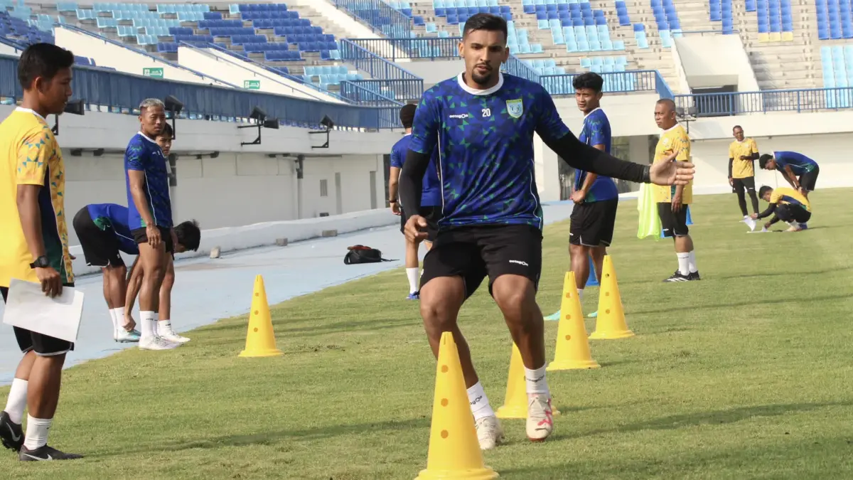 Penggawa Persela menjalani sejumlah serangkaian tes fisik di Stadion Surajaya Lamongan. (AHMAD ASIP/RADAR LAMONGAN)