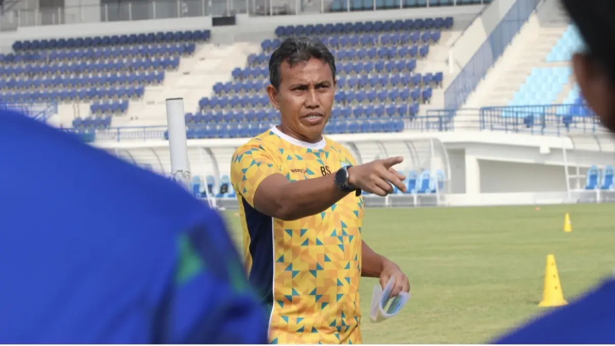 Coach Bima Sakti bakal memaksimalkan TC di Batu untuk meningkatkan fisik penggawa Persela. (AHMAD ASIP/RADAR LAMONGAN)