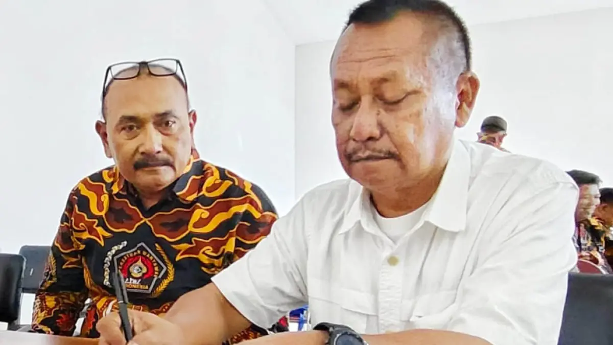 DUA PERIODE: Kadam Mustoko (kiri) yang terpilih dalam pemilihan Ketua PWI Lamongan periode 2026 - 2029 bersama Ketua PWI Jatim Lutfil Hakim. (foto PWI Lamongan) 