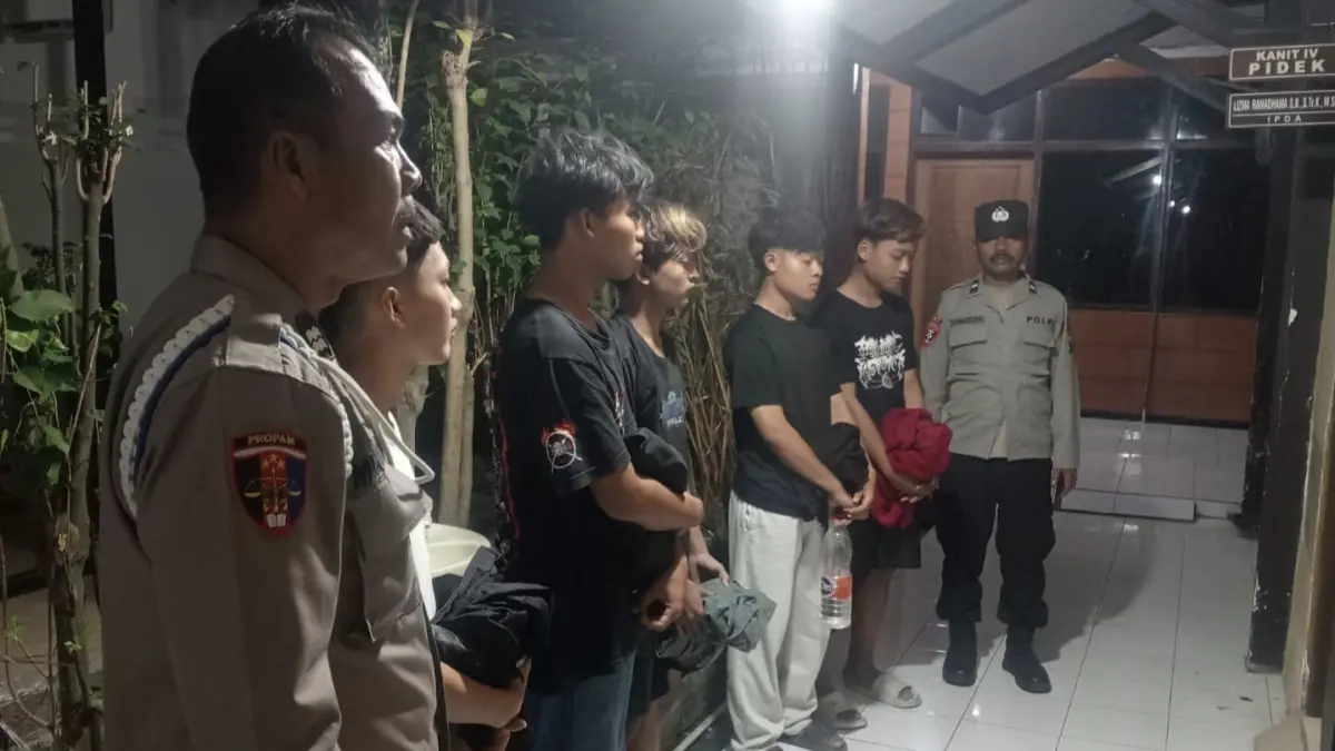 Lima remaja saat diamankan di Mapolsek Babat usai melakukan penganiayaan terhadap dua remaja di jalan raya. (ISTIMEWA/RADAR LAMONGAN)
