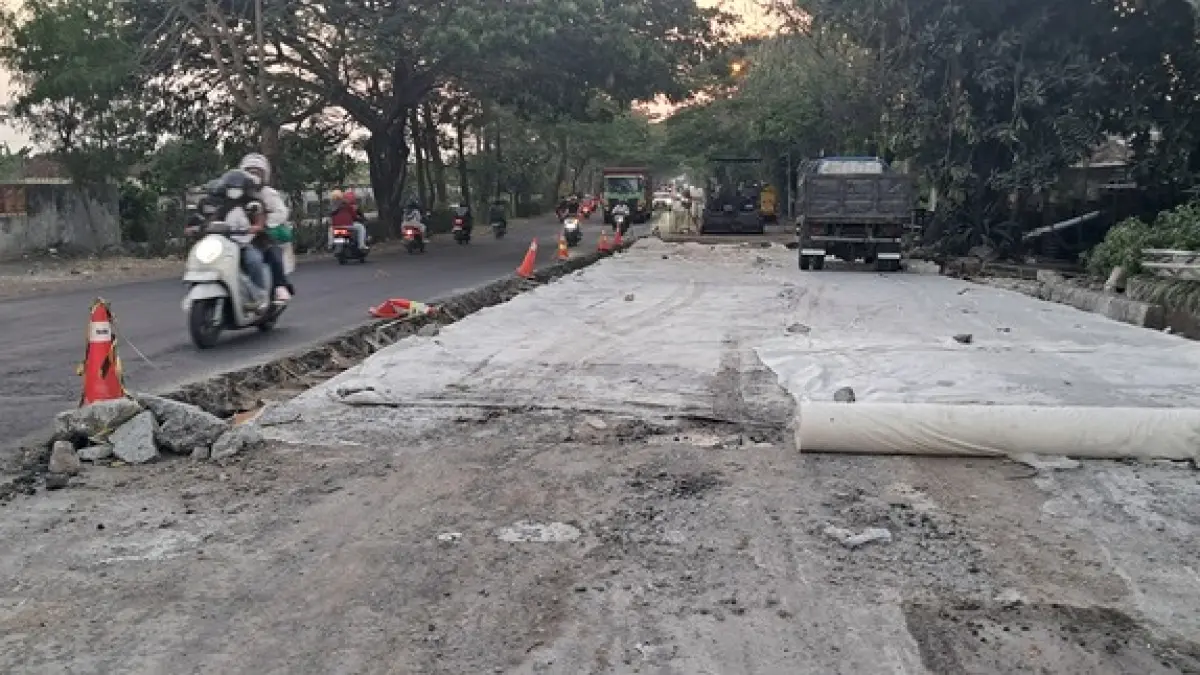 BARU SATU SISI: Pengecoran oprit jembatan di Deket Kulon, Kecamatan Deket baru selesai sisi utara. Pengerjaan segera dilanjutkan di sisi selatan.&nbsp;(Gamal A/Radar Lamongan) 
