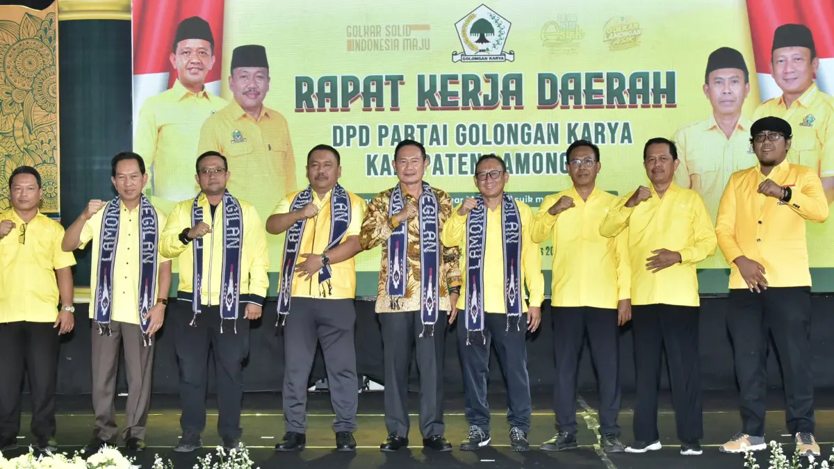 Bupati Lamongan, Yuhronur Efendi foto bersama Ketua DPD Partai Golkar Jawa Timur, H. Ali Mufthi dan pengurus DPD Partai Golkar Kabupaten Lamongan.&nbsp;(ISTIMEWA/RADAR LAMONGAN)