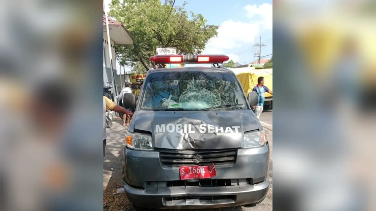 TERLIBAT KECELAKAAN: Bagian depan mobil sehat Desa Siman, Kecamatan Sekaran rusak setelah mengalami kecelakaan dengan motor di jalan raya nasional masuk Desa/Kecamatan Pucuk. (Istimewa/Radar Lamongan)