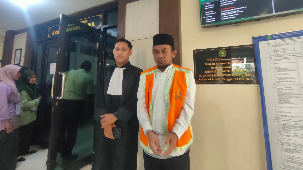 DIVONIS DUA TAHUN: Didik Endrianto di Pengadilan Negeri Lamongan karena menjadi terdakwa pencurian empat HP.&nbsp;(Ahmad Asip/Radar Lamongan) 