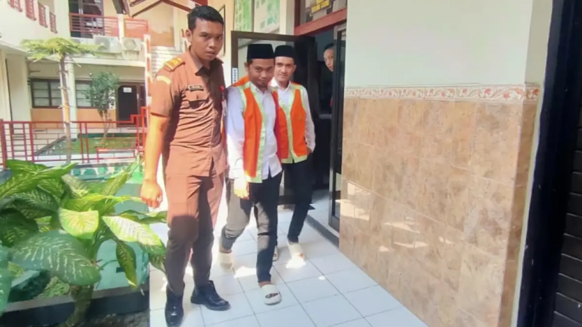 Dua terdakwa peredaran narkotika menjalani sidang di Pengadilan Negeri Lamongan. (AHMAD ASIP/RADAR LAMONGAN)