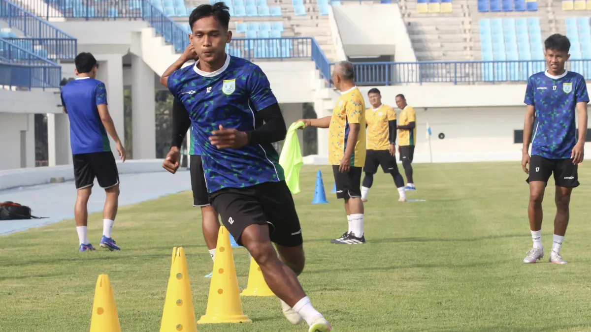 Hendro Siswanto masih menunjukkan fisik yang prima meski usianya tak lagi muda. (AHMAD ASIP/RADAR LAMONGAN)