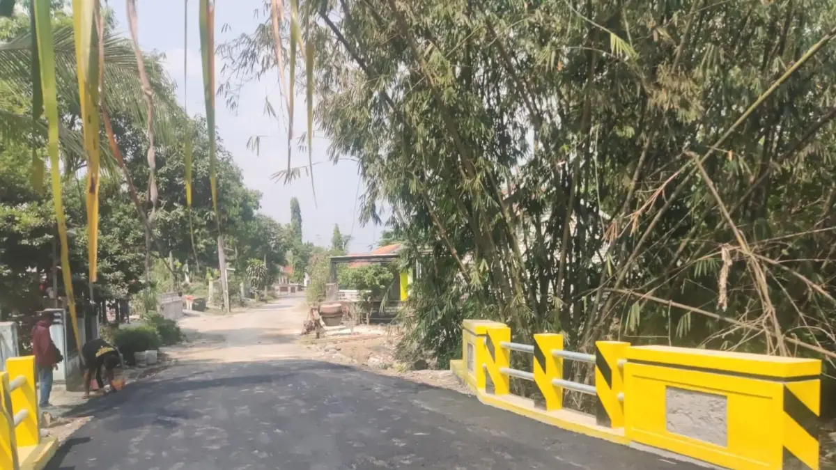 SUDAH RAMPUNG: Salah satu dari lima jembatan yang sudah diperbaiki tahun ini. Hingga kini, tinggal tiga jembatan yang belum diperbaiki dari anggaran yang ada.&nbsp;(Istimewa/Radar Lamongan) 