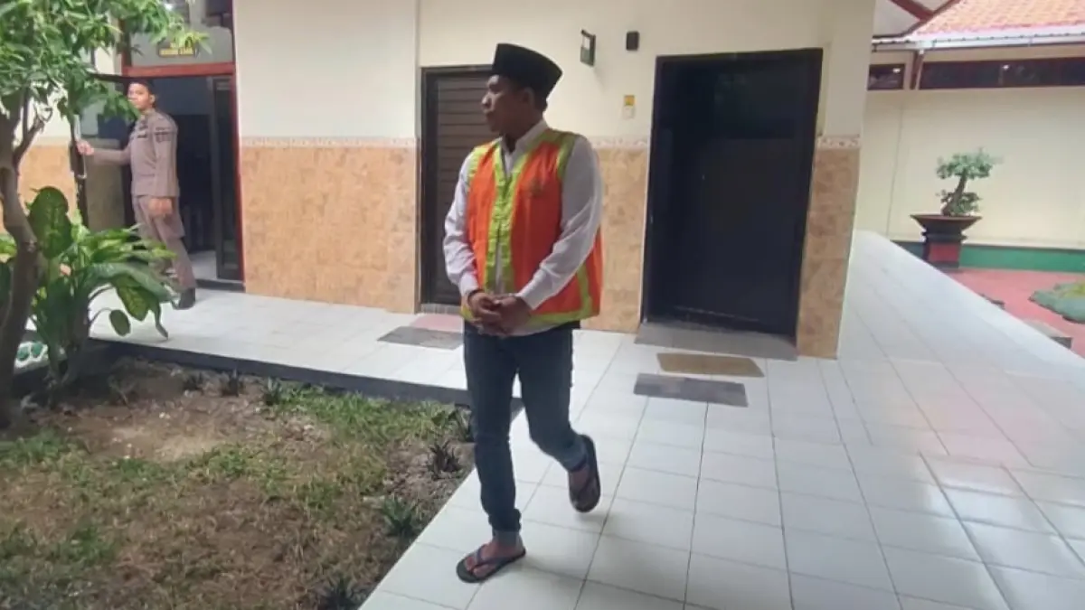 Dwi Saputro, 34, terdakwa pembacokan di Desa/Kecamatan Brondong, Lamongan usai menjalani sidang di Pengadilan Negeri (PN) Lamongan. (AHMAD ASIP/RADAR LAMONGAN)