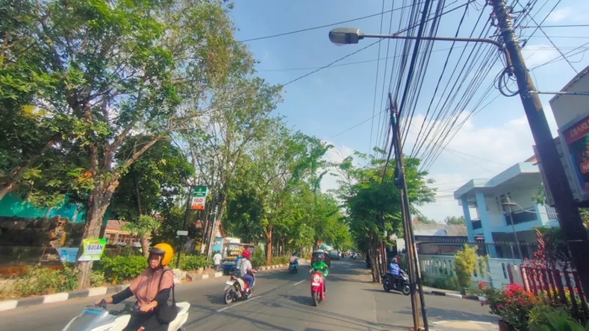 KENA EFISIENSI: Salah satu PJU yang terpasang di Kabupaten Lamongan. Hingga triwulan kedua, sudah terpasang 87 titik alat penerang jalan baru.&nbsp;(Asip Alafi/Radar Lamongan) 