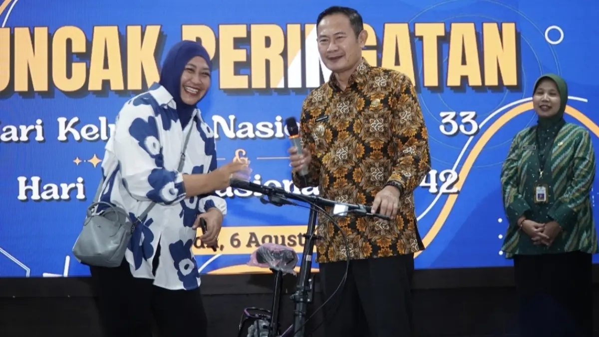 Bupati Yes menyerahkan bantuan sepeda kepada kader IMP.  (DOK. HUMAS KOMINFO LAMONGAN) 