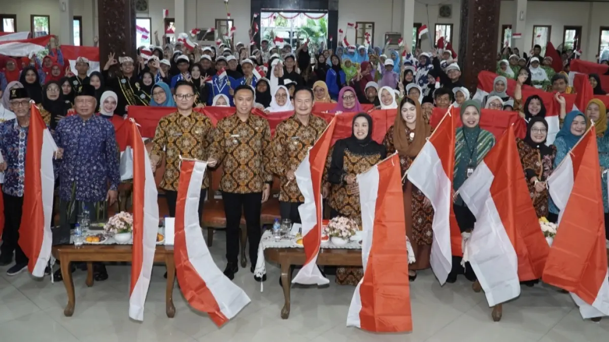 Foto bersama saat puncak peringatan Hari Keluarga Nasional ke-33 dan Hari Anak Nasional ke-42 di Pendopo Lokatantra Lamongan, kemarin (6/8). (DOK. HUMAS KOMINFO LAMONGAN) 