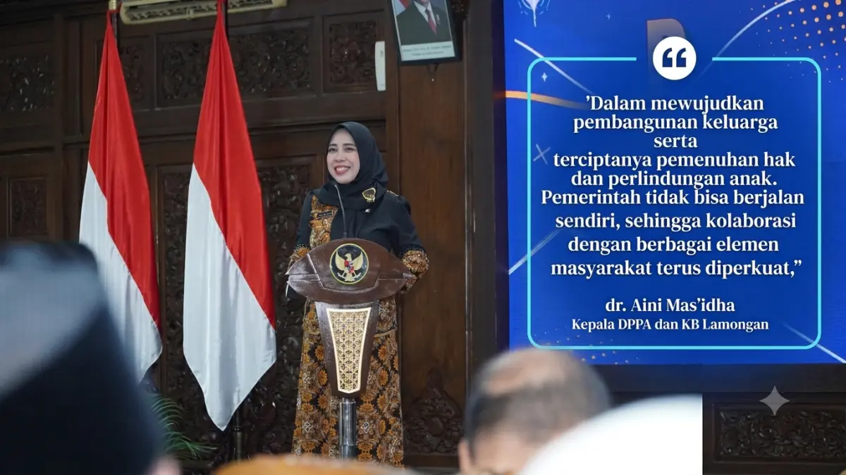 Kepala DP3AKB Lamongan dr. Aini Mas’idha saat memberikan sambutan dalam acara peringatan Harganas dan HAN. (DOK. HUMAS KOMINFO LAMONGAN/RADAR LAMONGAN)