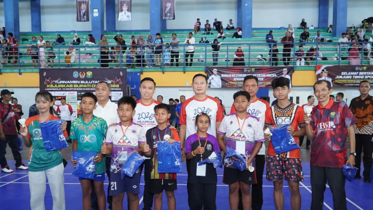 RESMI DIBUKA : Bupati Lamongan, Yuhronur Efendi, bersama Ketua PBSI Pengkab Lamongan yang juga sekaligus Wabup, Dirham Akbar Aksara, foto dengan perwakilan atlet dalam pembukaan Kejurkab dan Bupati Lamongan Open 2026. (Humas Kominfo/Radar Lamongan) 