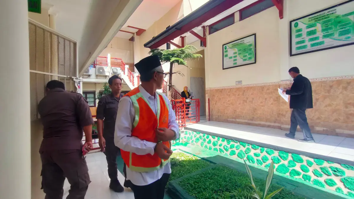 Afian Effendi, 47 Warga Kelurahan/Kecamatan Babat dituntut 2 tahun penjara karena bermain judi online. (Asip Alafi/Radar Lamongan) 