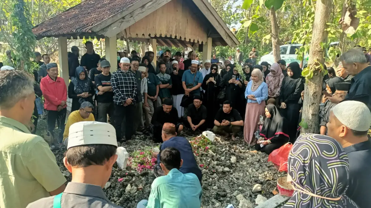 DIMAKAMKAN: Jenazah pendaki Maliya Finda, diantarkan ke tempat peristirahatan terakhirnya di tempat pemakaman keluarga di Desa Karangkembang, Kecamatan Babat.&nbsp;(Istimewa/Radar Lamongan) 