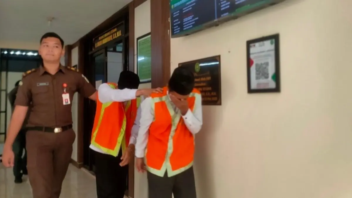 DIVONIS TIGA TAHUN: Hari Eko Susanto dan Dodit Purwanto di Pengadilan Negeri Lamongan. Keduanya divonis masing — masing tiga tahun karena kasus peredaran sabu — sabu. (Ahmad Asip/Radar Lamongan) 