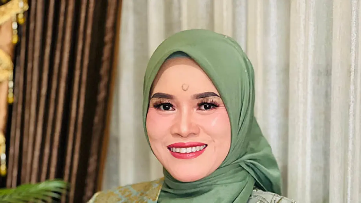 INOVATIF: Hartutik, S.Pd.I, S.Pd memadukan permaianan tradisional seperti ular tangga, gobak sodor, dakon hingga wayang dengan sentuhan IT dalam pembelajaran kepada anak didik. (IST/RDR.LMG)