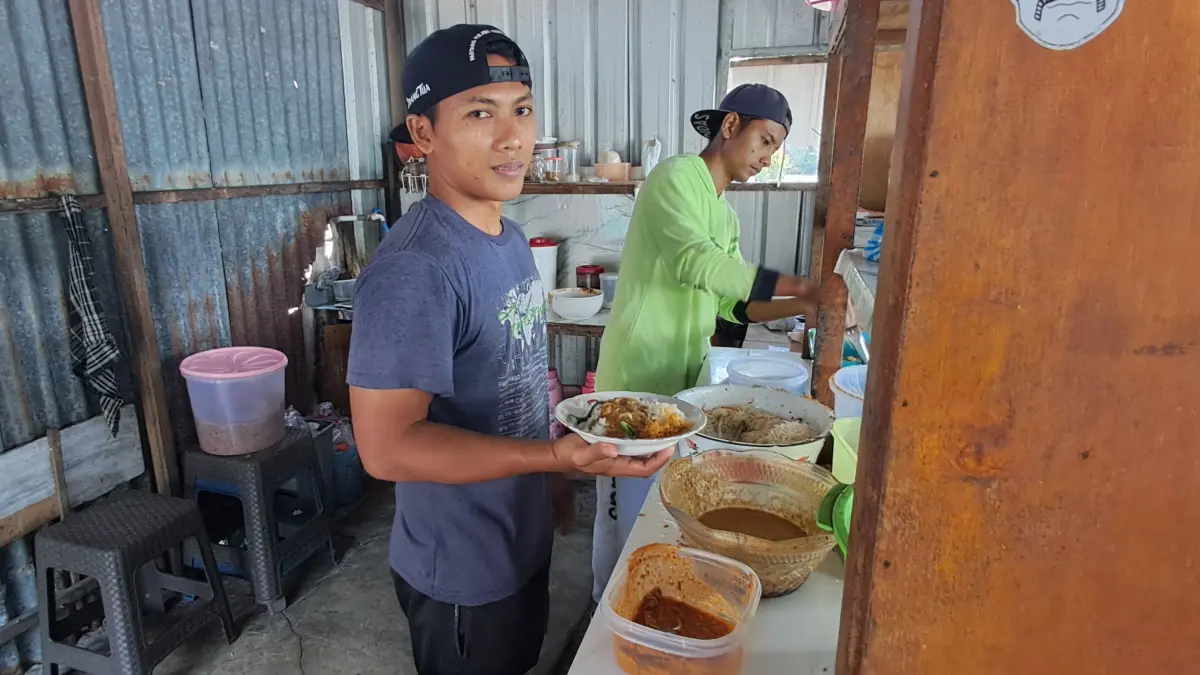 RESEP LAMA: Nasi pecel Bu Supatiah yang diteruskan anaknya dengan mempertahankan resep sejak 1981.&nbsp;(Gamal A/Radar Lamongan) 