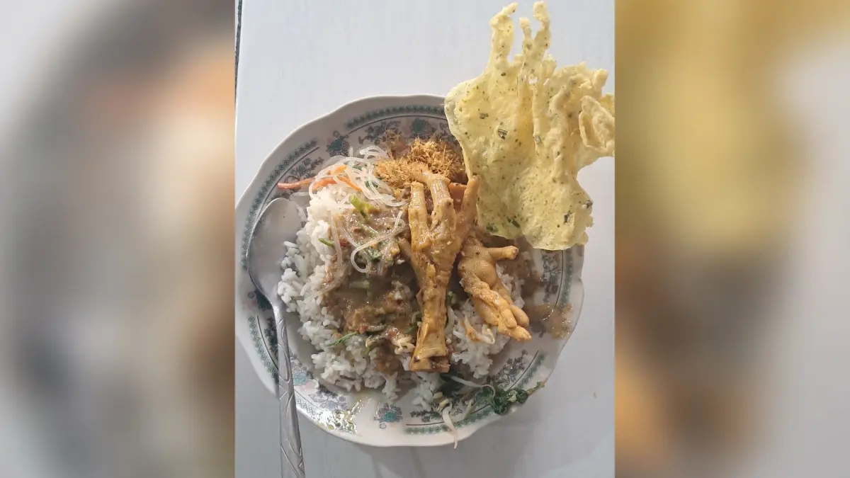 Tampilan nasi pecel di warung pecel Bu Supatiah Karanggeneng. (Gamal A/Radar Lamongan) 