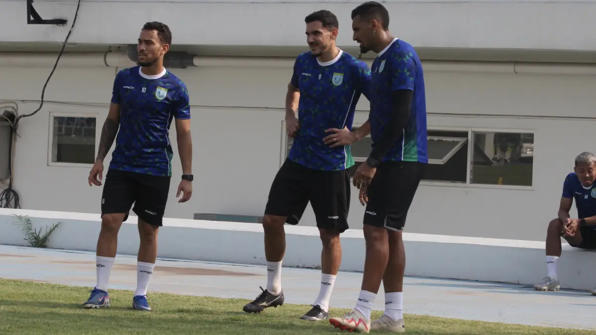 Tak hanya pemain lokal, tiga legiun asing Persela juga ikut melahap seluruh program yang diberikan tim pelatih selama TC di Batu.&nbsp;(AHMAD ASIP/RADAR LAMONGAN)