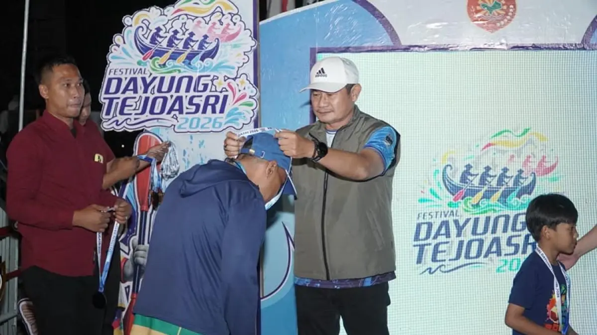 EVENT TAHUNAN: Bupati Yes mengalungkan medali kepada perwakilan regu pemenang Festival Dayung Tejoasri. (HUMAS KOMINFO/RDR.LMG)