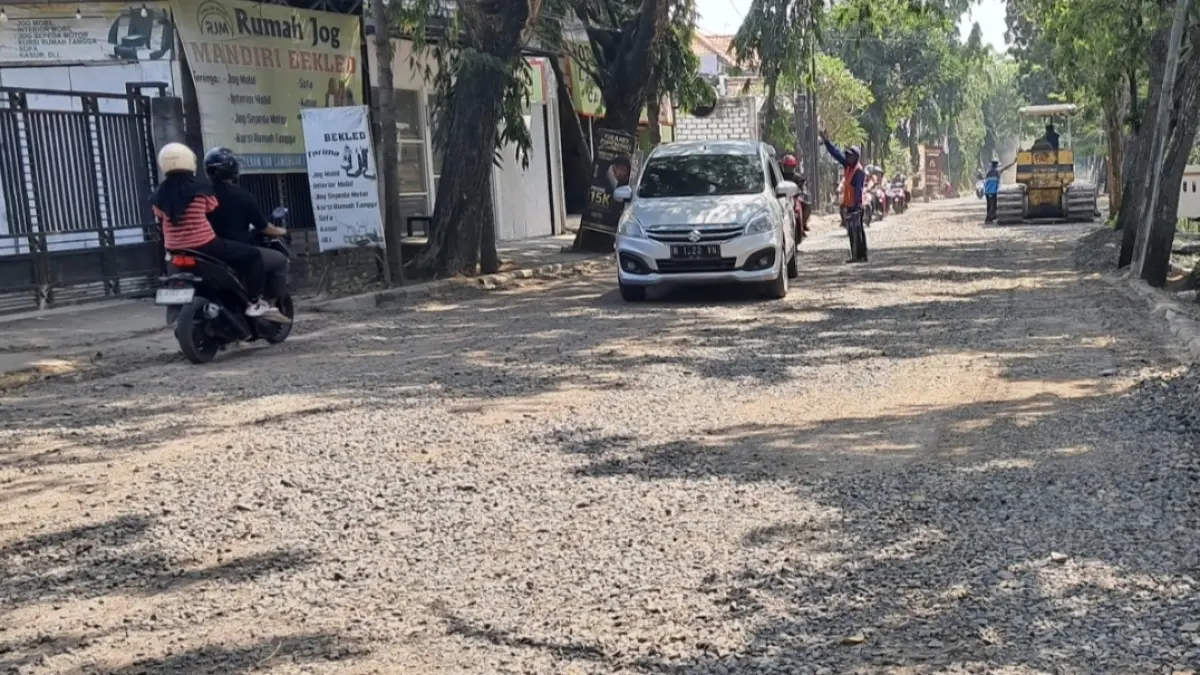 Kondisi Jalan Veteran usai dilakukan pengurukan hingga pemerataan jalan, sebelum nantinya dilakukan pengecoran sepanjang 500 meter. (GAMAL AYATULLAH/RADAR LAMONGAN)