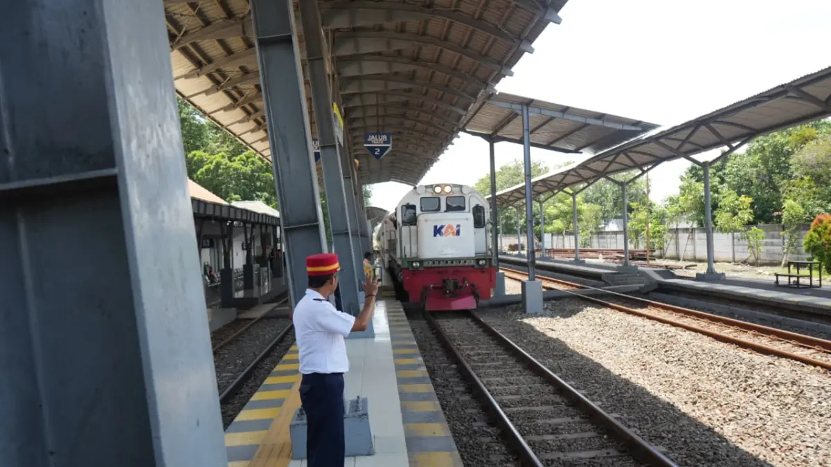 BELUM ADA TAMBAHAN: Kereta api yang melintasi Stasiun Lamongan.&nbsp;(Dok/Radar Lamongan) 