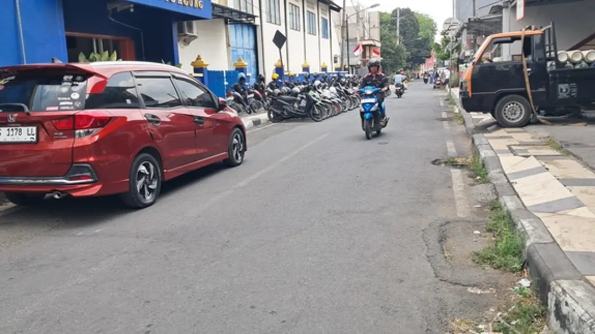JALAN JADI SEMPIT: Motor — motor yang diparkir di Jalan Ahmad Yani Lamongan.&nbsp;(Gamal A/Radar Lamongan) 