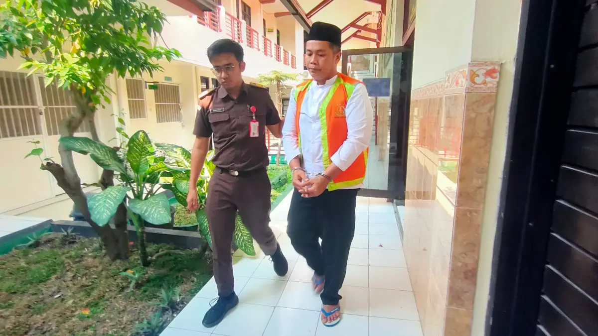 TERANCAM LIMA TAHUN PENJARA: Ricko Marciano di Pengadilan Negeri Lamongan karena kasus pencurian mesin diesel.&nbsp;(Ahmad Asip/Radar Lamongan) 