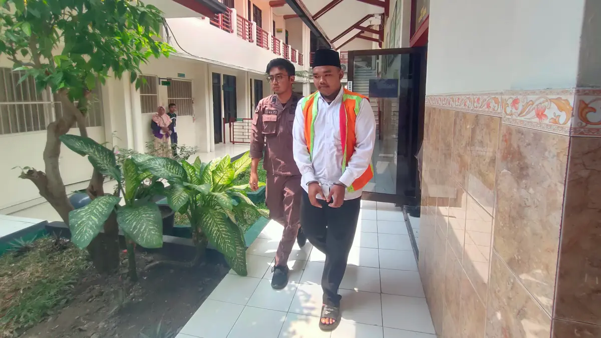 DITUNTUT DUA TAHUN: Asa Rajasa di Pengadilan Negeri Lamongan. Dia menjadi terdakwa kasus pencurian dengan kekerasan.&nbsp;(Ahmad Asip/Radar Lamongan) 
