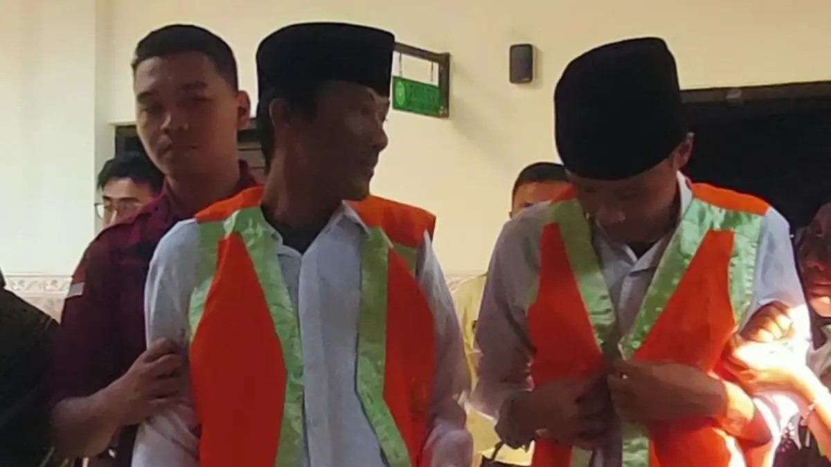 Dua bersaudara, Ferry Fauzi, 35, dan Moh Anang Ma’ruf, 29, menjalani sidang di PN Lamongan. (AHMAD ASIP/RADAR LAMONGAN)