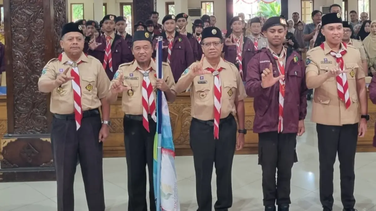 FOTO BERSAMA: Wabup Lamongan, Dirham Akbar Aksara (kanan), bersama Ketua Kwarcab Lamongan, Moh Nalikan (tengah), di acara pelepasan 38 anggota kontingen Cabang Lamongan untuk berlaga di Jambore Nasional XII 2026. (Istimewa/Radar Lamongan) 
