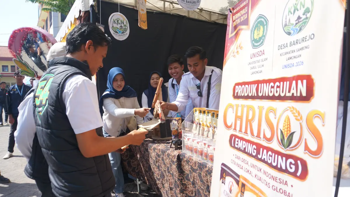 KREATIF: Mahasiswa Unisda Lamongan pamerkan salah satu produk unggulan jajanan emping jagung bernama Chrisos.
