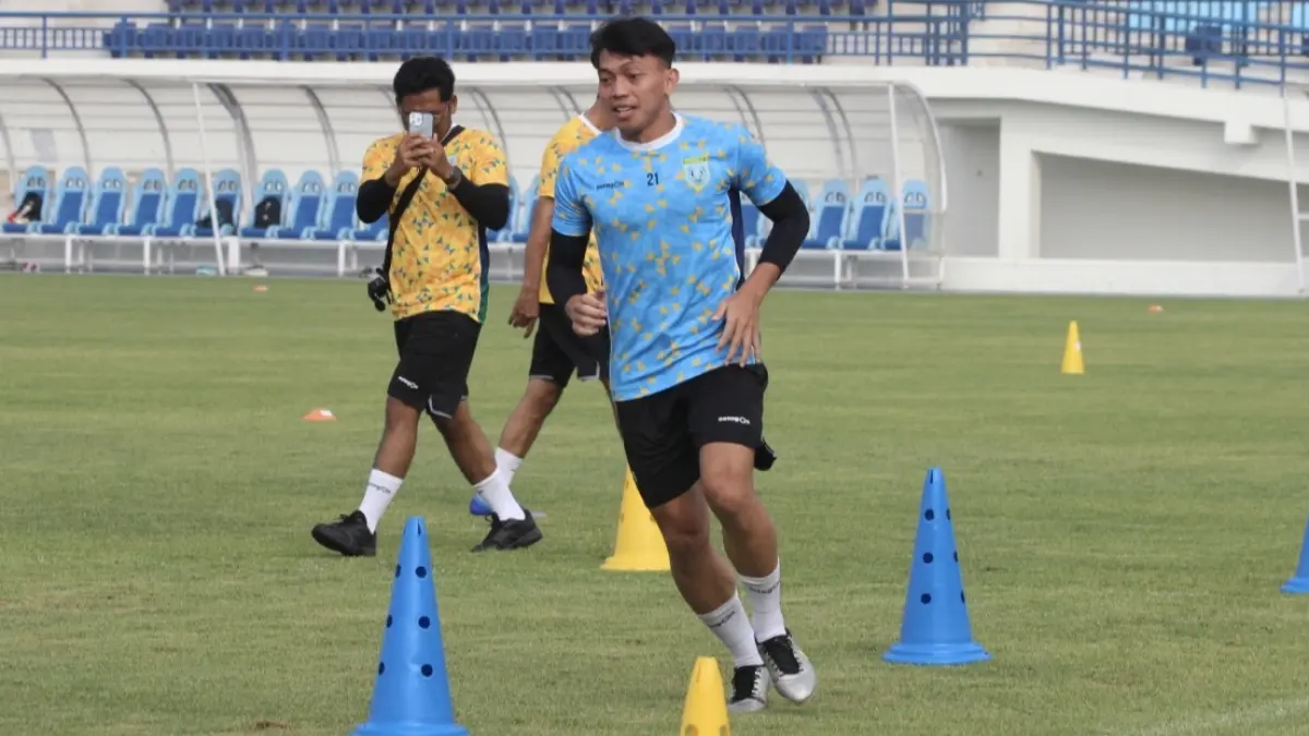 Tim pelatih Persela masih mengincar satu kiper senior untuk menjadi pelapis Rafli Mahreza dan dua kiper junior. &nbsp;(AHMAD ASIP/RADAR LAMONGAN)